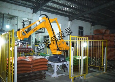 袋料自動碼垛機(jī)械手為什么深受企業(yè)的重視