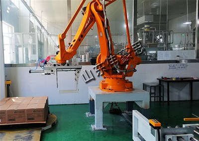 紙箱料全自動碼垛機，機械手碼垛機碼垛工作現(xiàn)場
