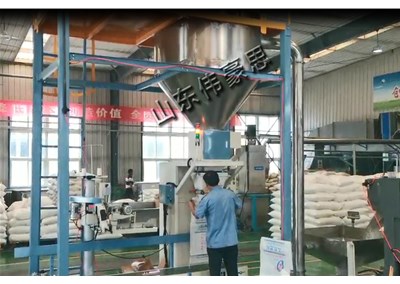 氯化鉀自動(dòng)包裝秤 自動(dòng)包裝機(jī)使用現(xiàn)場(chǎng)