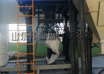 活性炭噸袋自動(dòng)包裝機(jī)，噸包稱自動(dòng)包裝現(xiàn)場(chǎng)