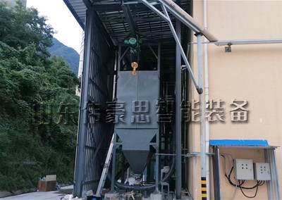 泥漿助劑噸袋拆包設(shè)備，噸包自動(dòng)破包機(jī)工作現(xiàn)場