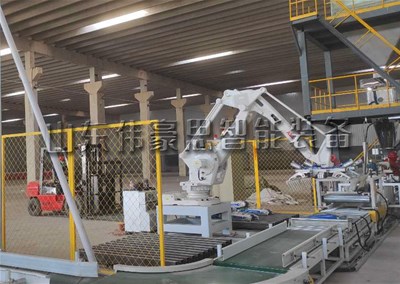 50kg編織袋全自動碼垛機，機器人全自動碼垛設備現(xiàn)場
