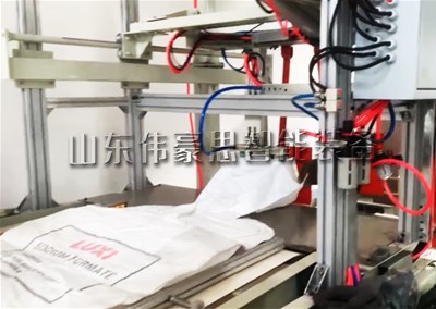 氯化鉀全自動(dòng)噸袋包裝機(jī)，噸包全自動(dòng)包裝設(shè)備試機(jī)中